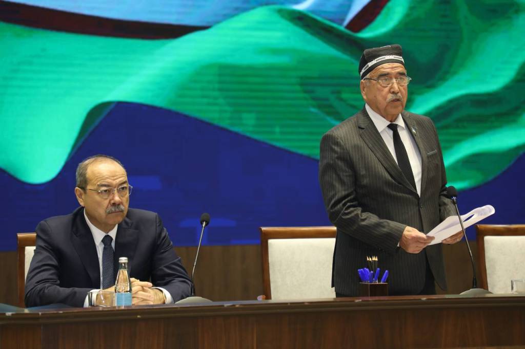 U uretraga tovonini tiqdi. Onlayn porno: katta oq xoroz