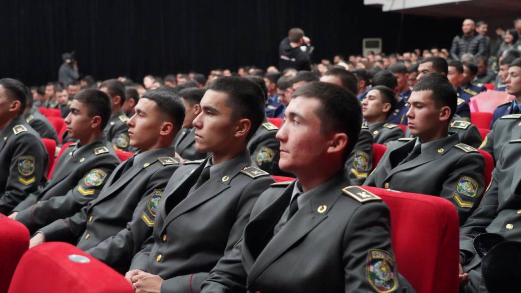 Jinsiy aloqa oqituvchi va talaba