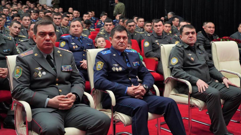 Emi Anderssenning katta kokraklari bor, hatto porno yulduz uchun ham.