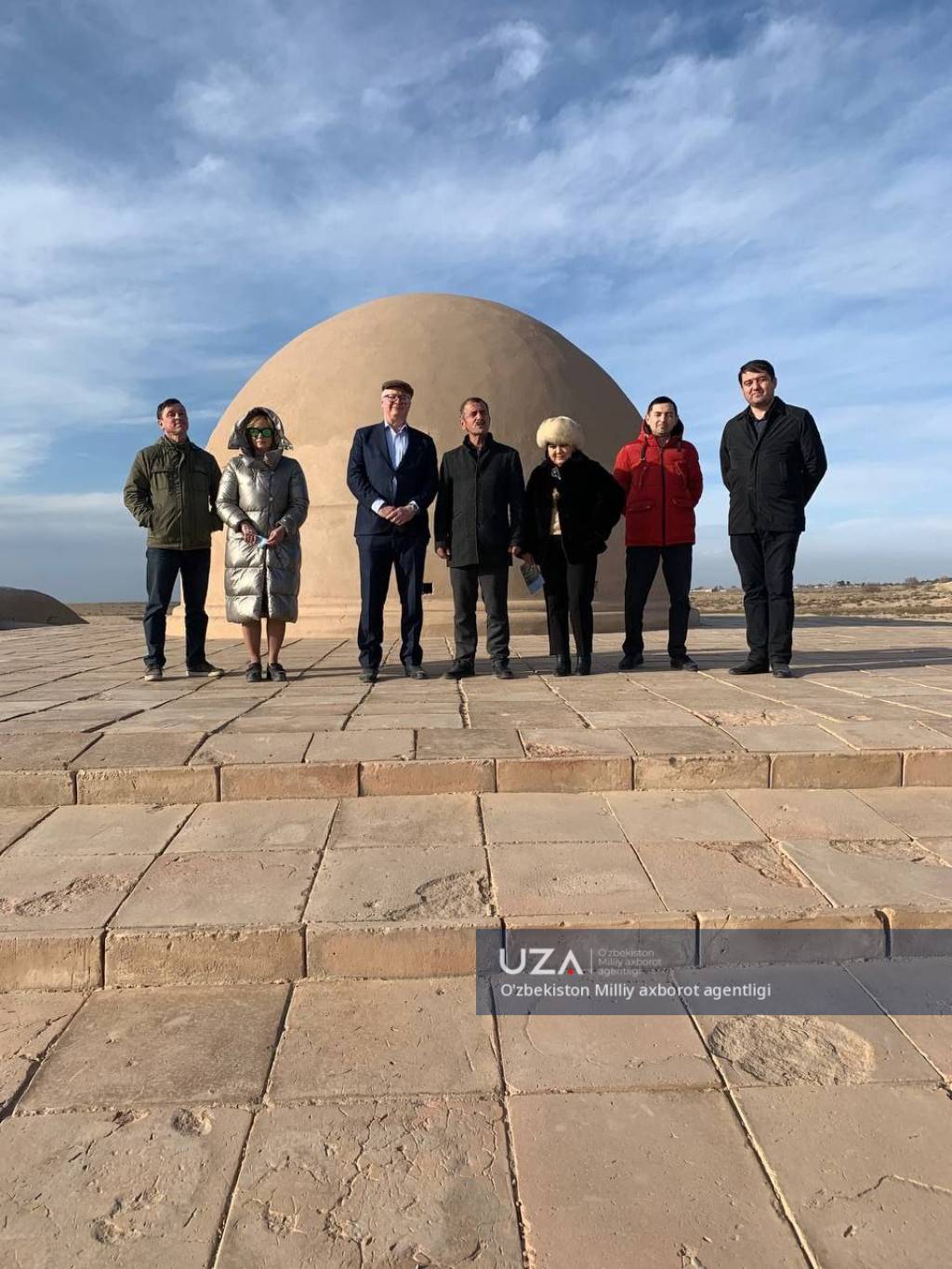 Көшеде бір қызды шешіндіріп жатыр Олар үлкен мүшесі бар кискаға конча