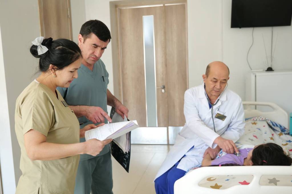 Tort oyoqli qizlar, shaxsiy fotosurat Uyda ona jinsiy aloqa