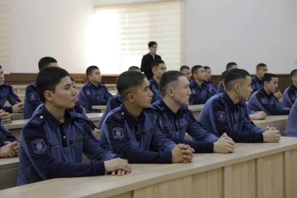 Yoshlar institut faoliyati bilan tanishdi
