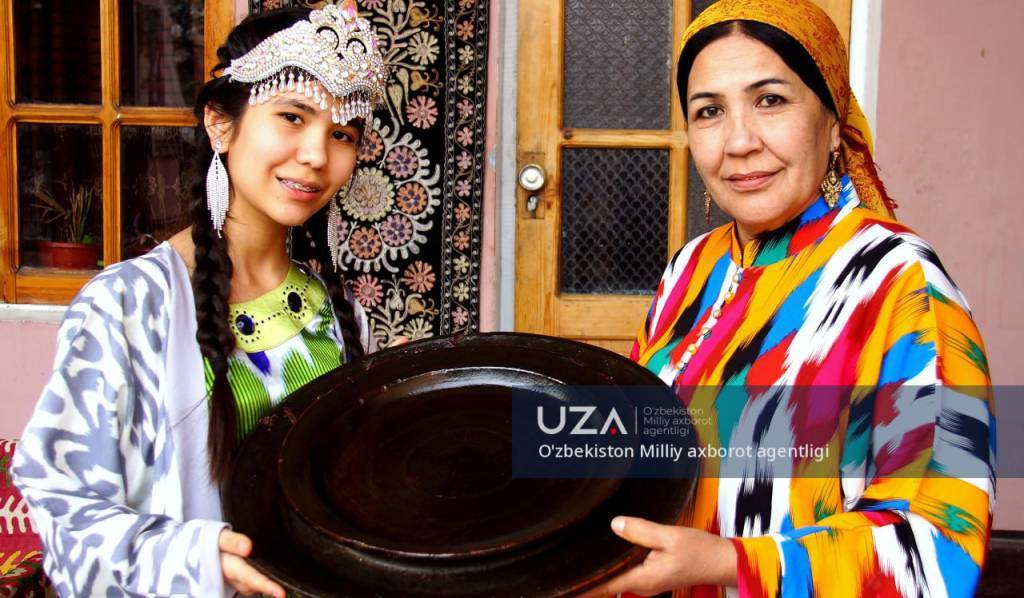 Dosti bilan haqiqiy uy qurgan xotini