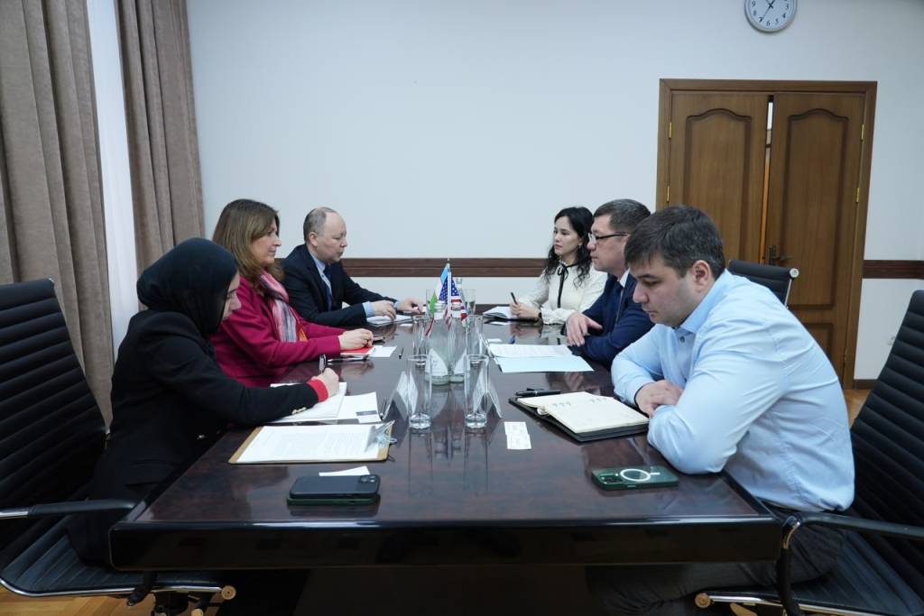 Rus uy qurilishi porno filmlarini onlayn tomosha qiling: Birodar singlisiga josuslik qildi Semiz ayollar bilan rus porno