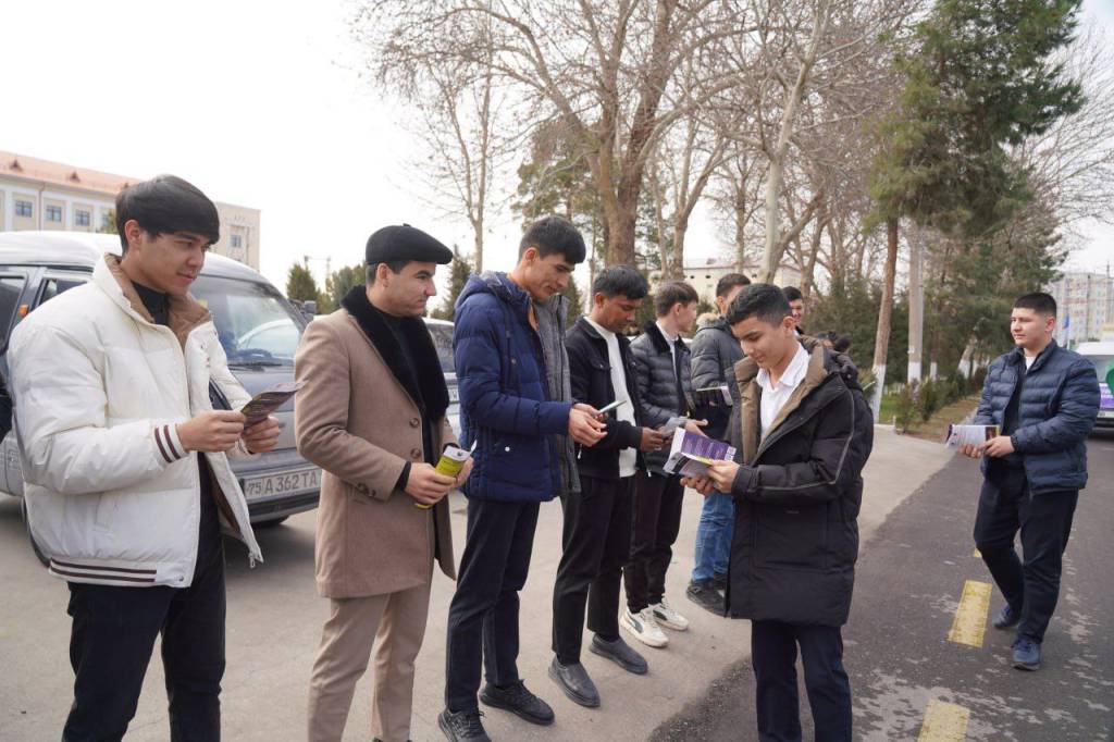 Zavoddagi yalangoch Sabrina fotosurati