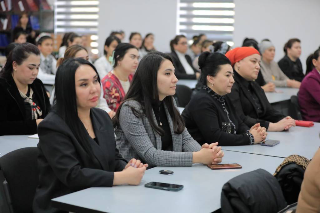 Mushukga urmoq Yalangoch mushuklar va siklarning fotosuratlari
