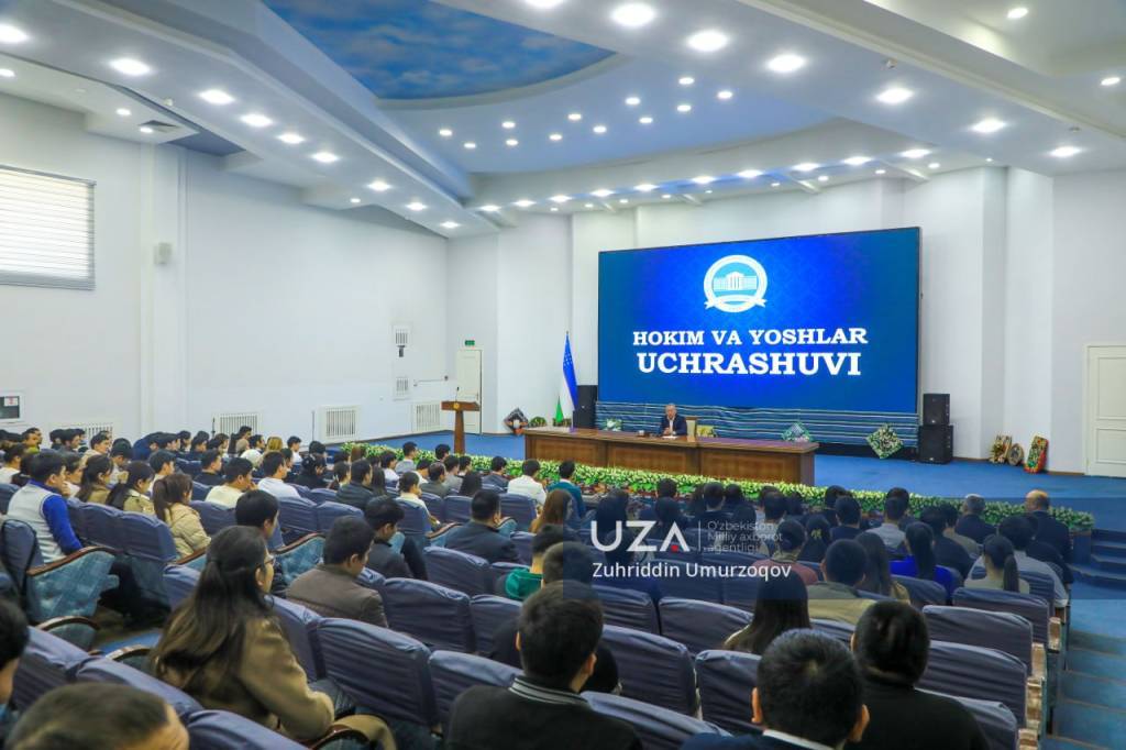 Ҳоким битирувчи талабалар билан мулоқот ўтказди