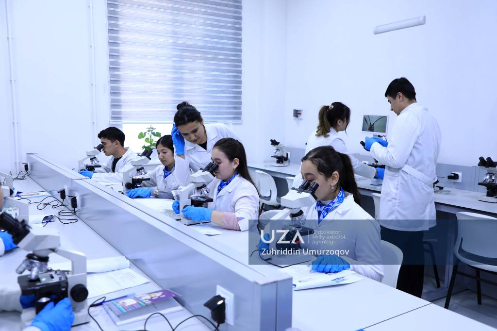 Yangi universitet yotoqxonasida Anton va Kristina bilan jinsiy aloqa