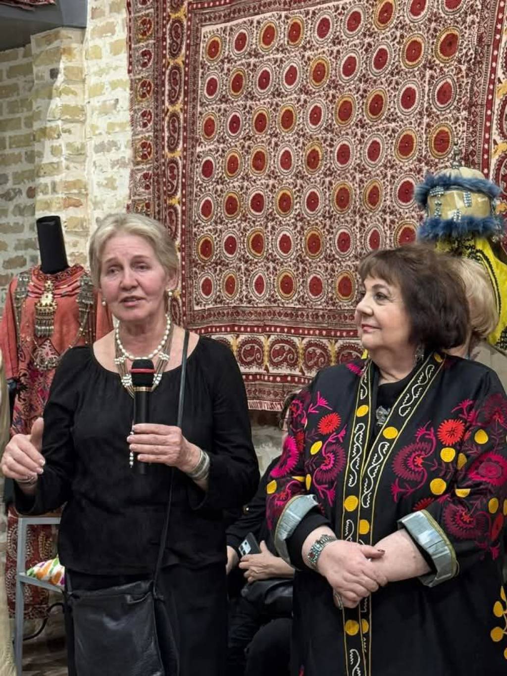 Yetuk ayollar galereyasini koring