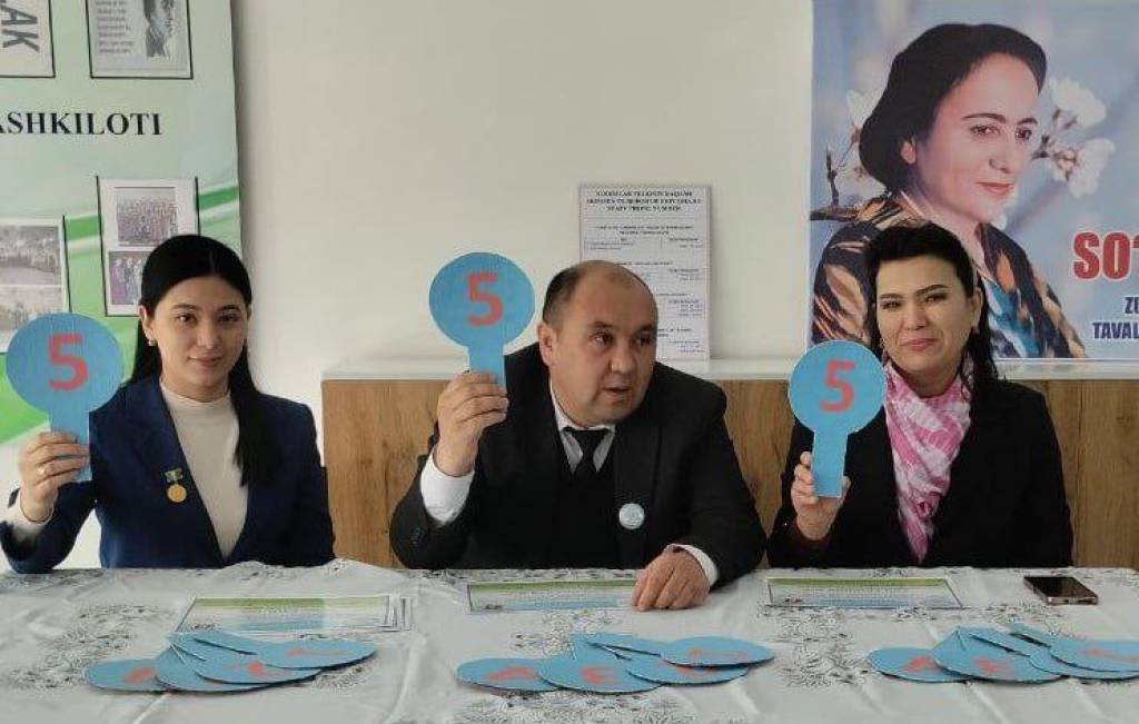 Rus cuckold porno Yuqorida ayol bilan gozal jinsiy aloqa pozitsiyalari