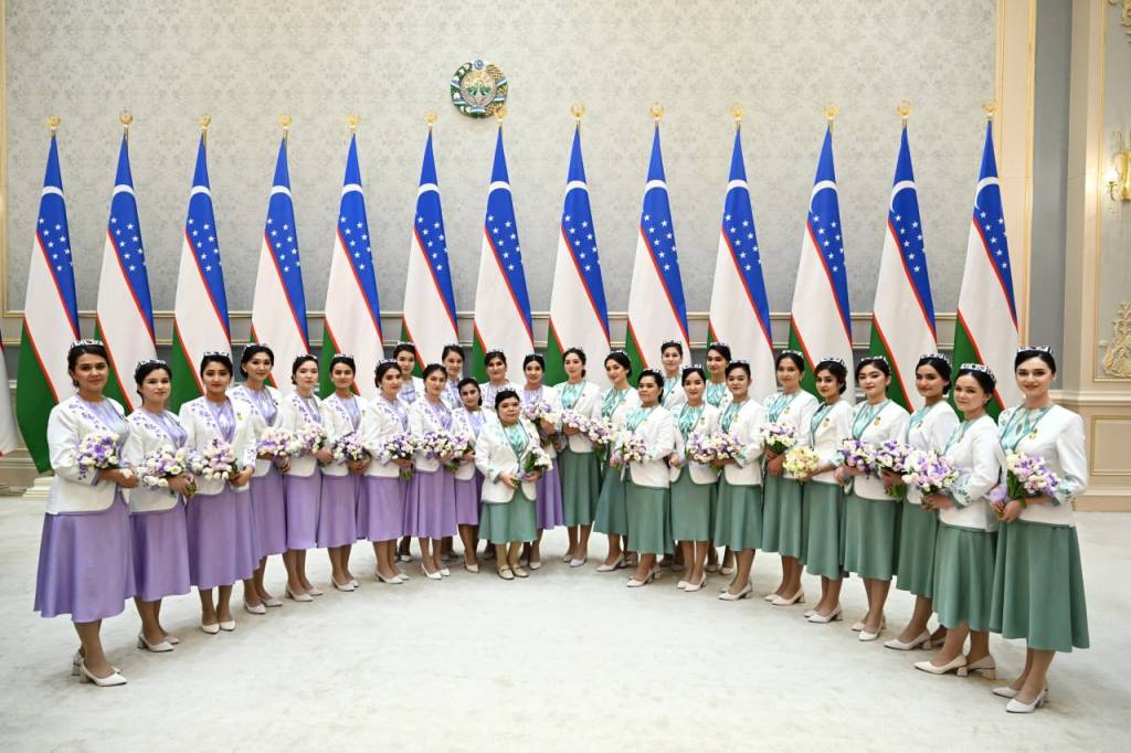 Qizlarning minora berishini tomosha qiling