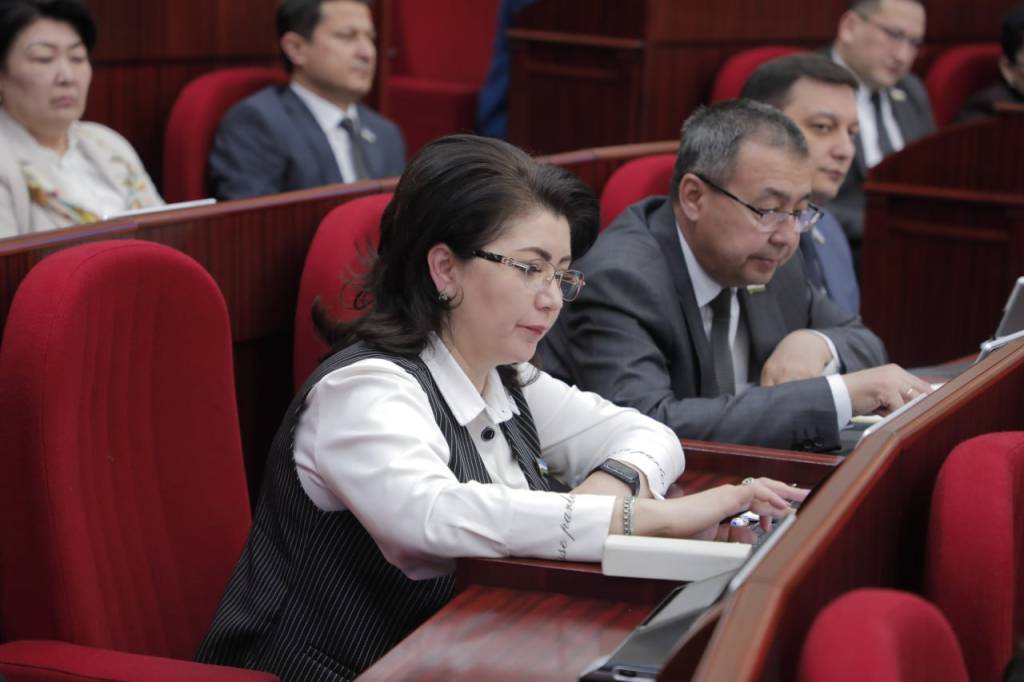 Кимларга Ўзбекистондан чиқиш тақиқланади?