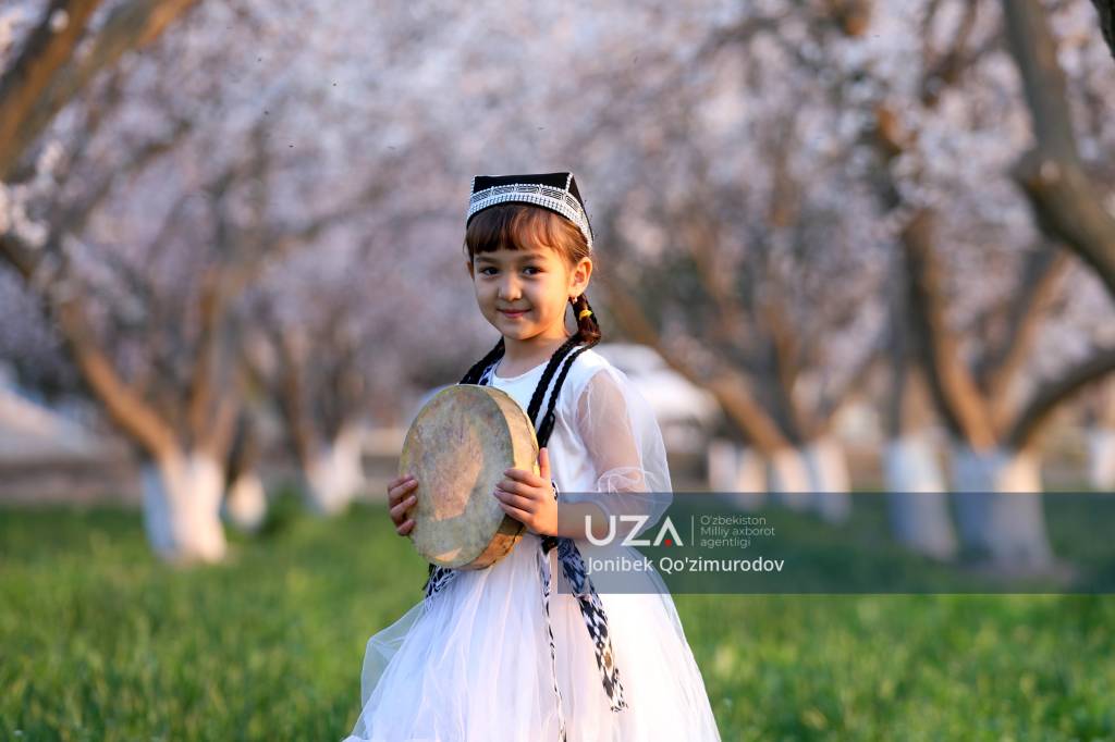 Pantolonsiz liboslardagi qizlar