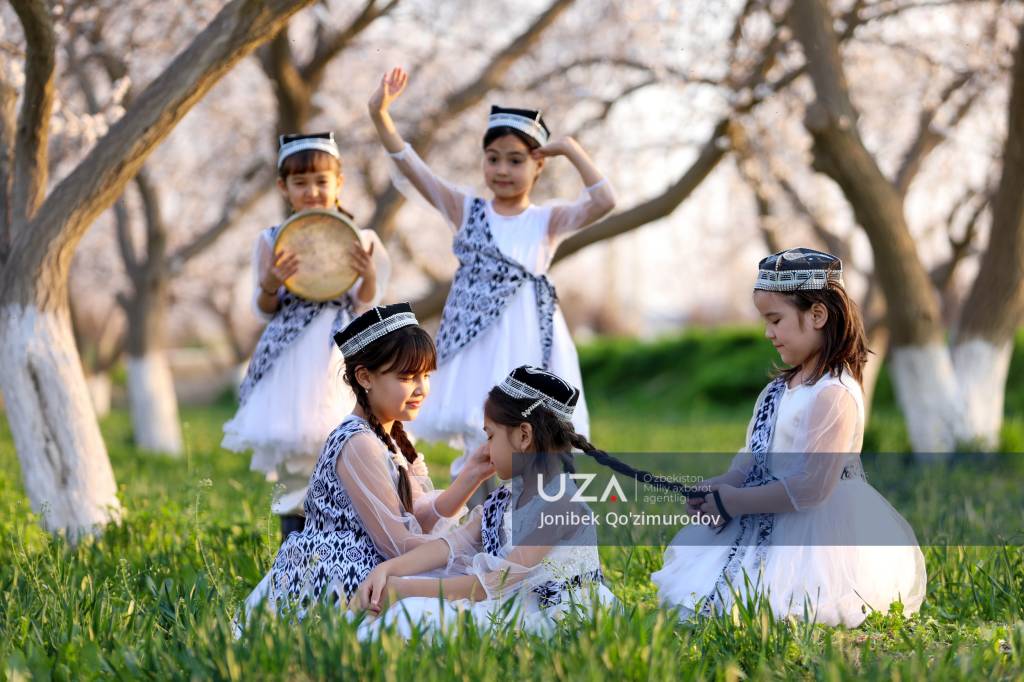 Erining oldida qora tanli odamni sikish