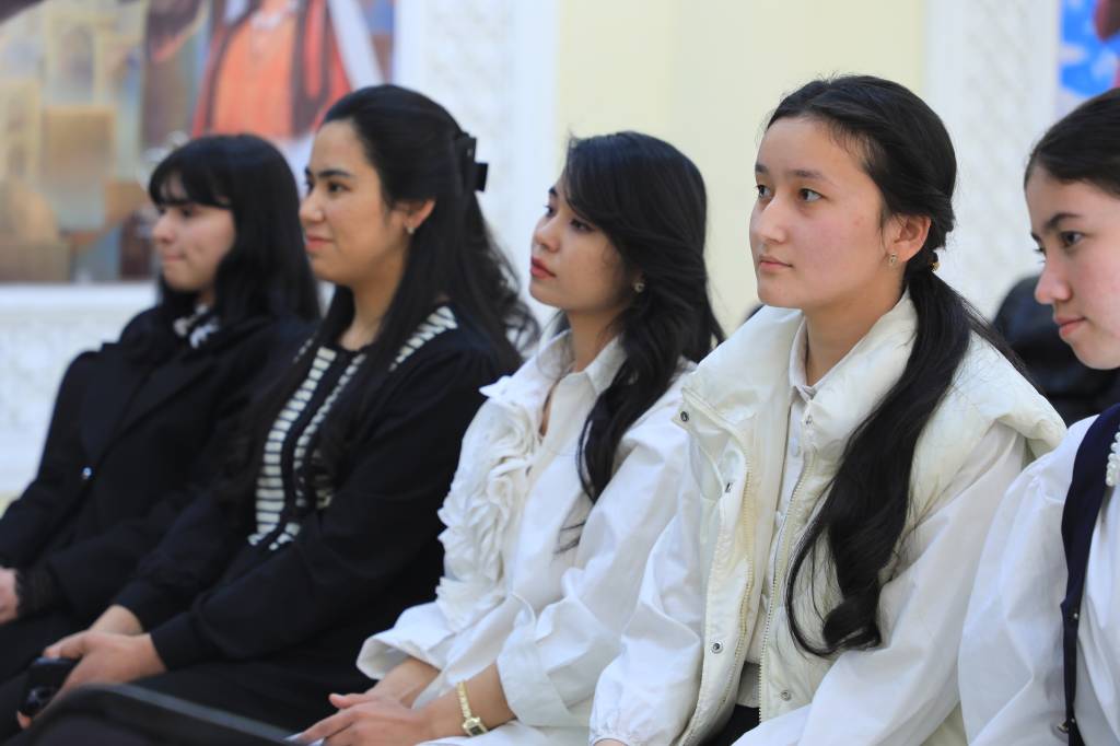 Maktab qizi pornosini onlayn tomosha qiling