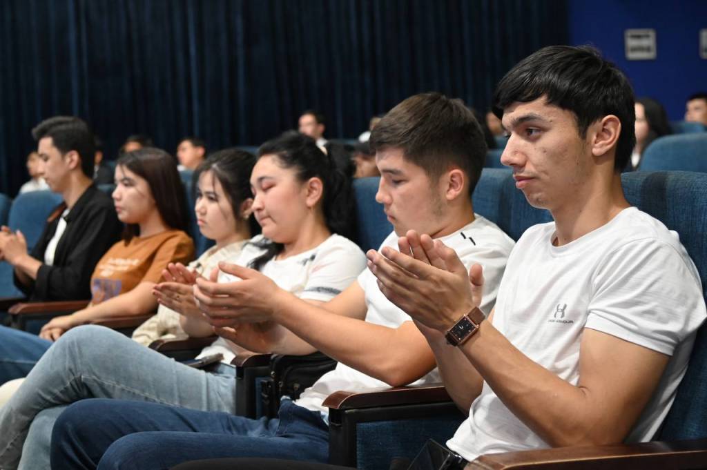 Hardkor tit-busting guruh porno