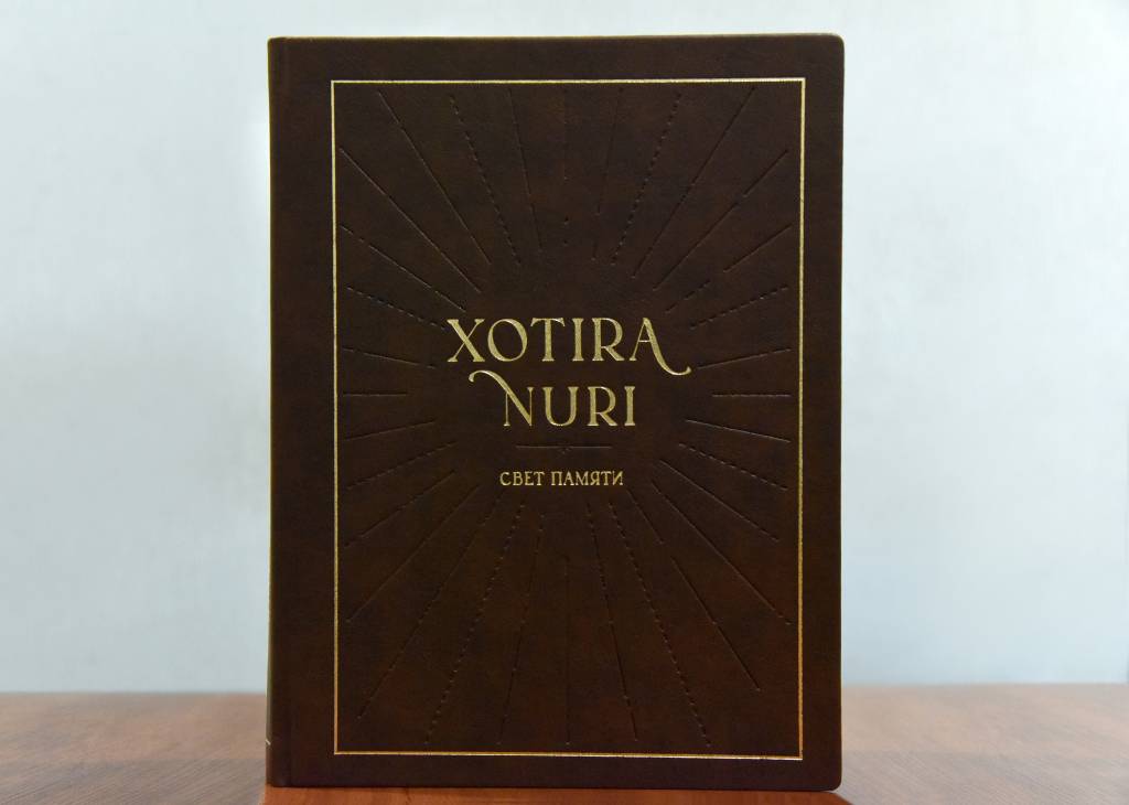 U sezdirmasdan ornidan turib, uni sikdi.