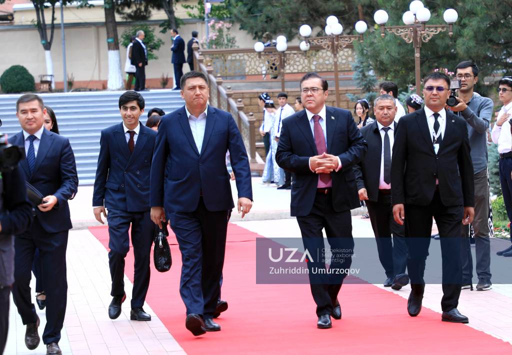 Mikroavtobusda hammaning koz ongida jinsiy aloqa