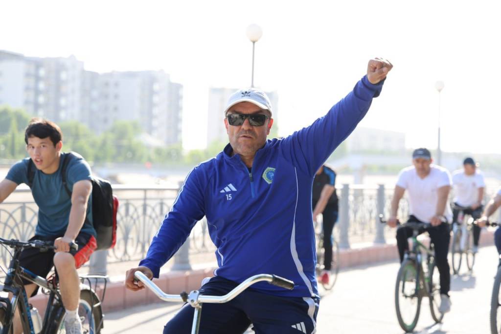 U uxlayotganda sikiladi (videoni tomosha qiling)