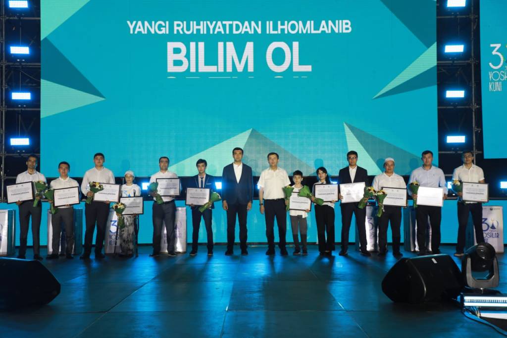 Qizning onanizmini HD formatda tomosha qiling. Voyaga etgan ayol porno filmlarni yoldan ozdiradi