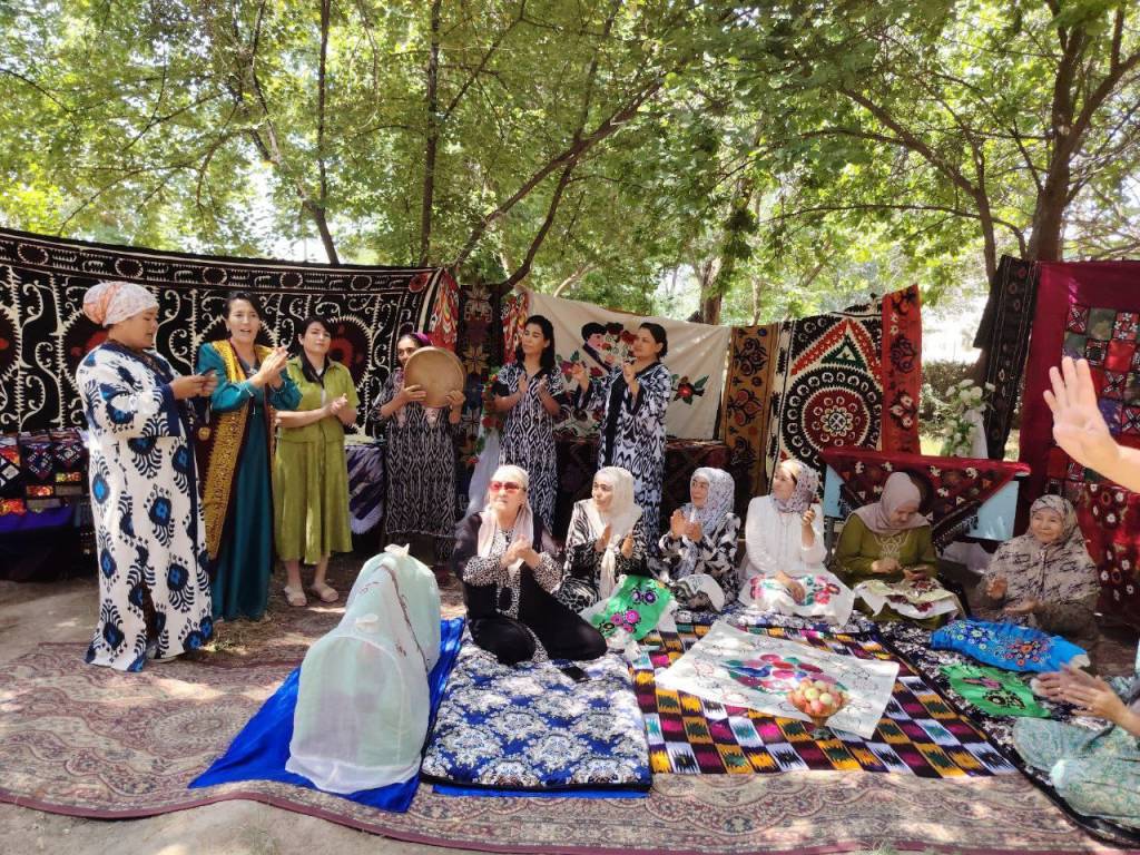 Qaynota kelinini yuvayotganda sikibdi Royxatdan holda gig porno filmlar