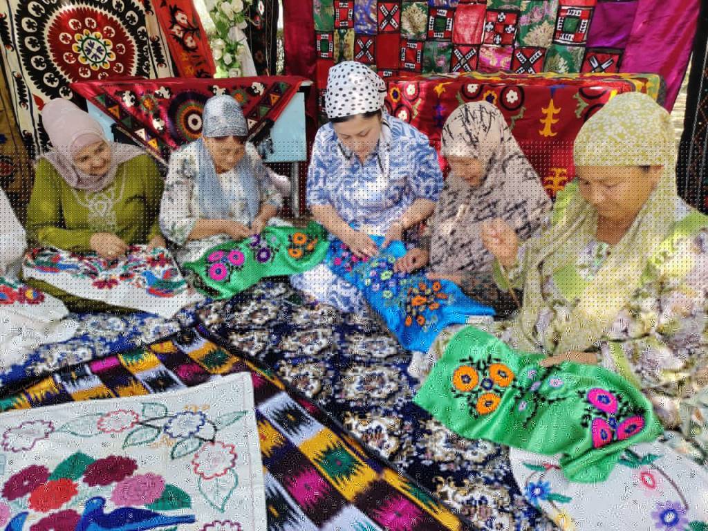 Nipellar kiyim ostidan korinadi Porno aktrisa Anastasiya Bakeeva