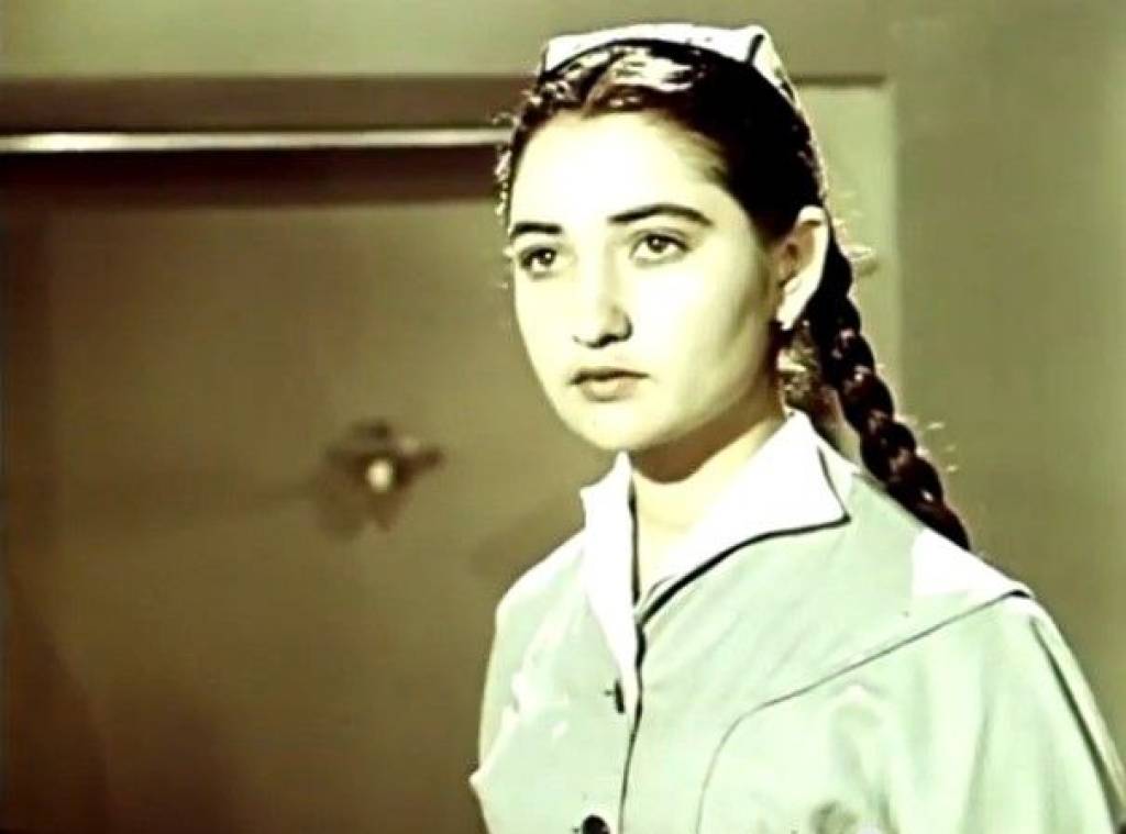 Qizlar sahnada yechinishadi