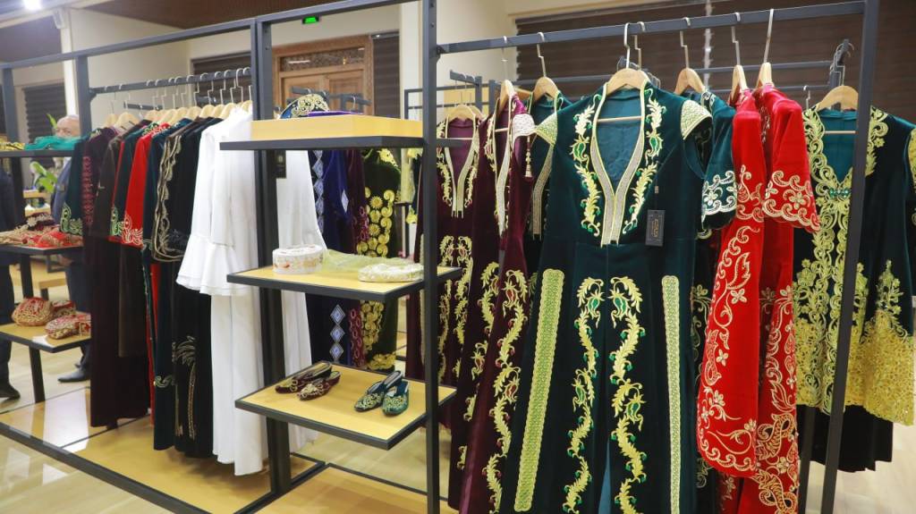 Surat sikni tishlaydi Onlayn havaskor porno videolarni tomosha qiling