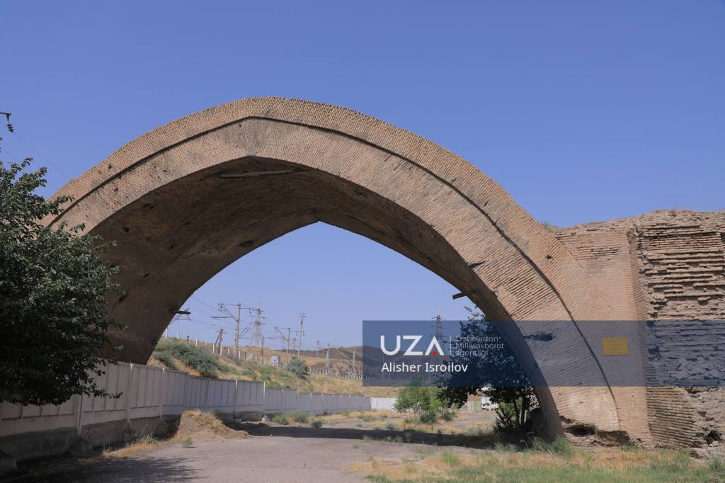 Xotin qora tanli erkakni erining sikini solishtiradi