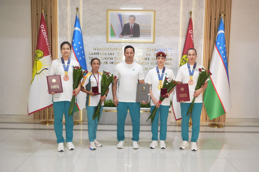 Qizil qalpoqcha va bori jinsiy aloqada Plyajdagi shaffof pantiesdagi qizning fotosurati