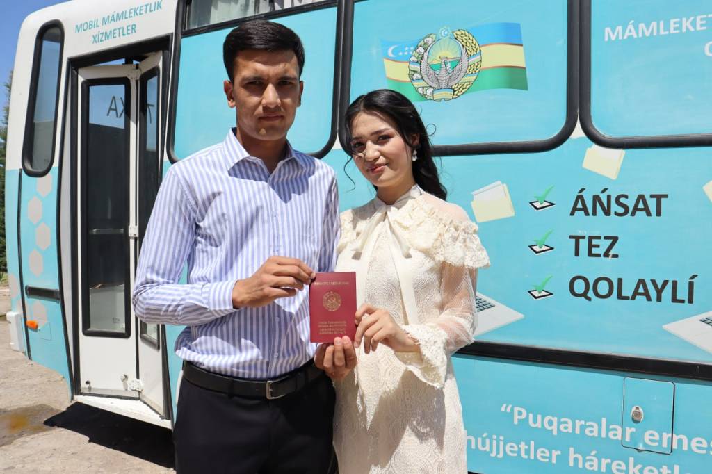 Tortta erkak bir qizni toshakda sikayotgani, har biri navbatma-navbat oz mushukini sikayotgani tasvi