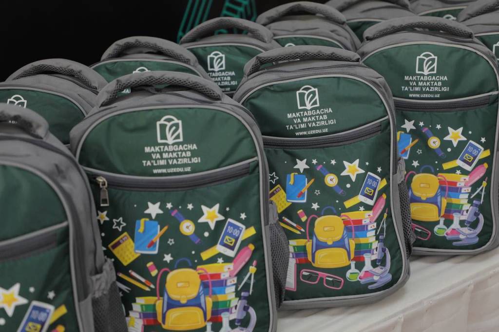 Qora ayolni oq yigitlar olomon sikadi