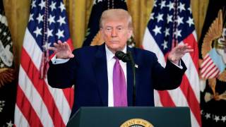 Bloomberg: ЕИ Аляска саммитидан олдин Трамп билан гаплашиб олмоқчи