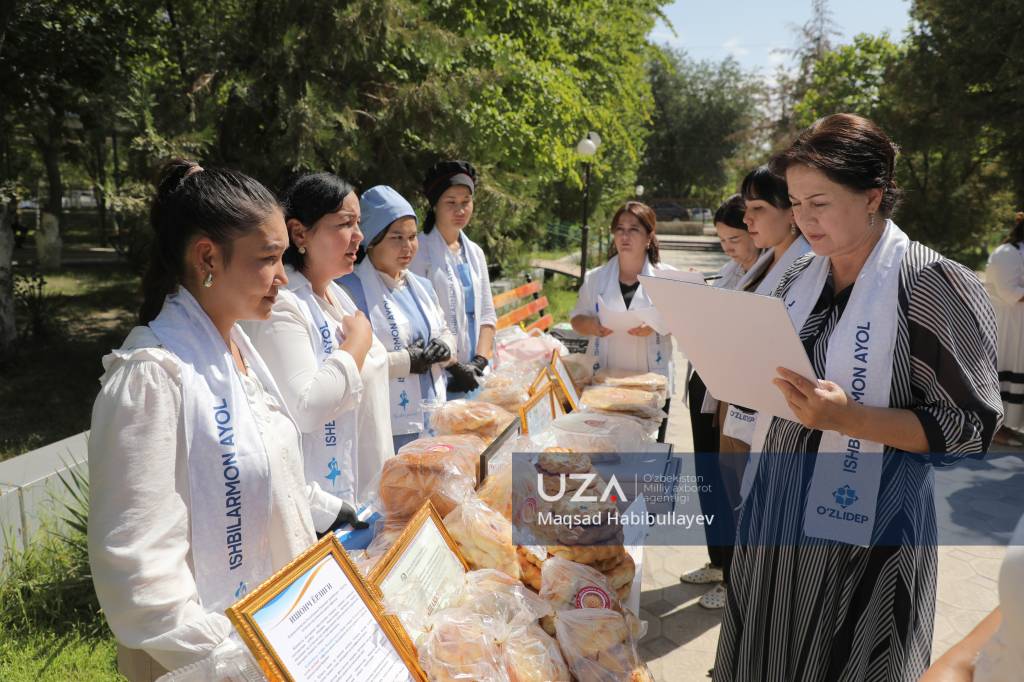 Volxovda yalangoch qizlar