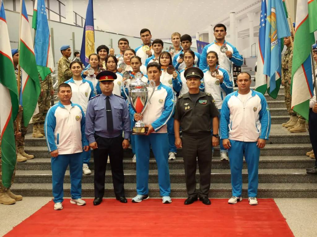 Panties orqali yalangoch mushuklarning fotosuratlari