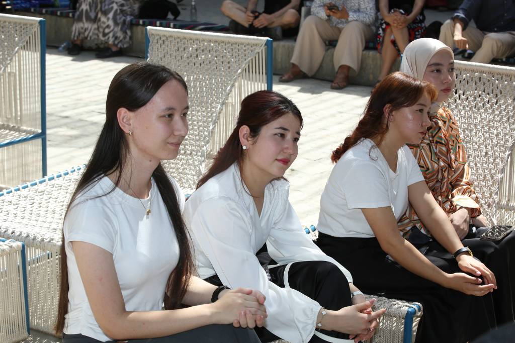 Qirgiziston jinsiy aloqa uy qurilishi video