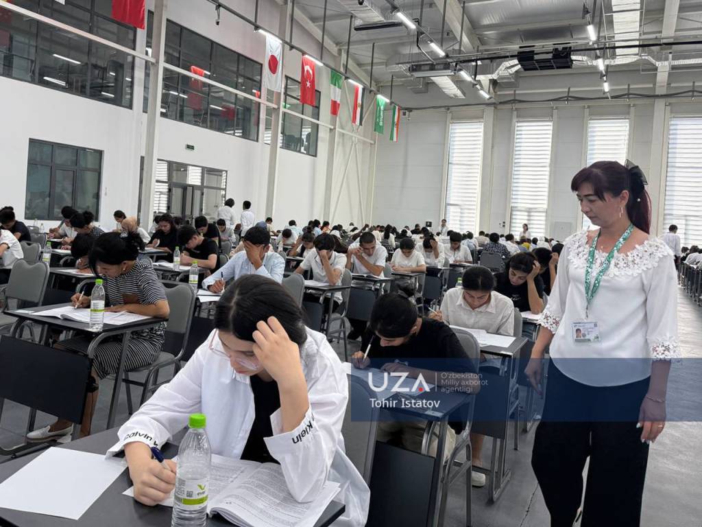 Chet tili bilimdonlari test topshirdi