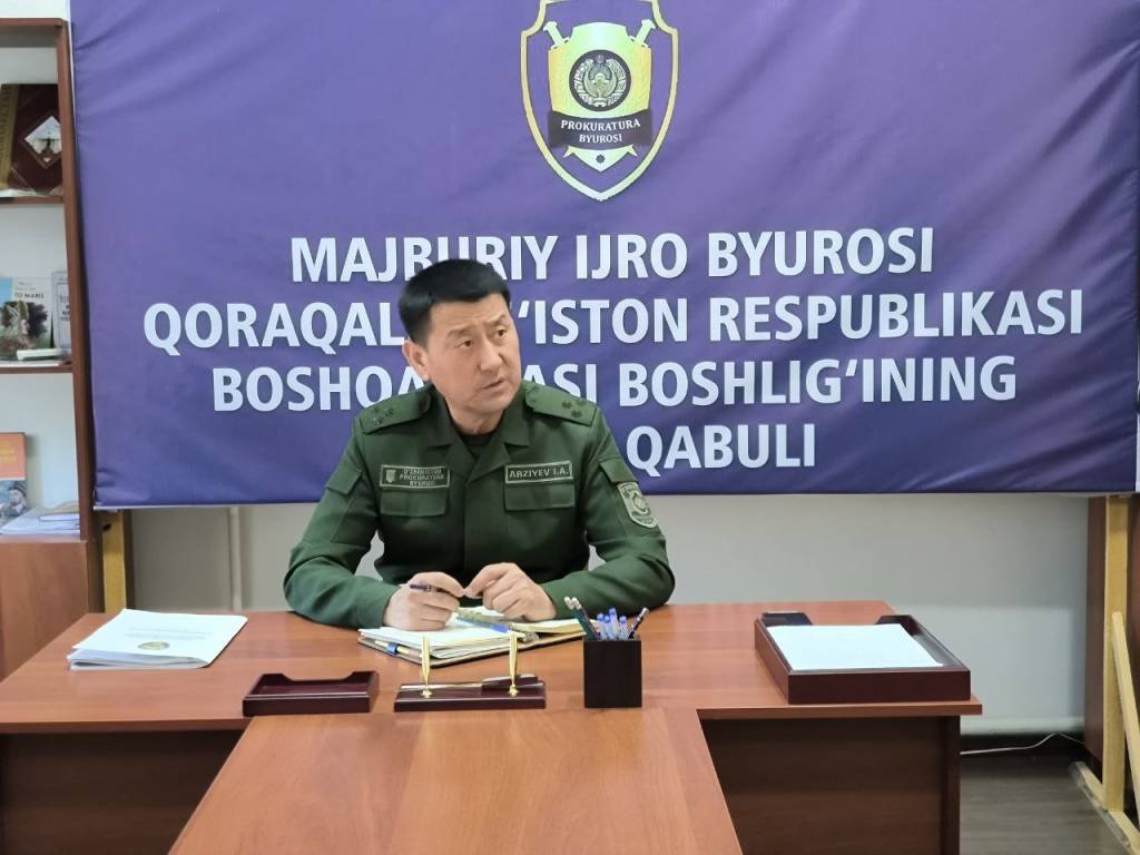 Yigit porno suratlarni tomosha qiladi, qiz esa ichkariga qaraydi. Katta sikli yosh yigitlar