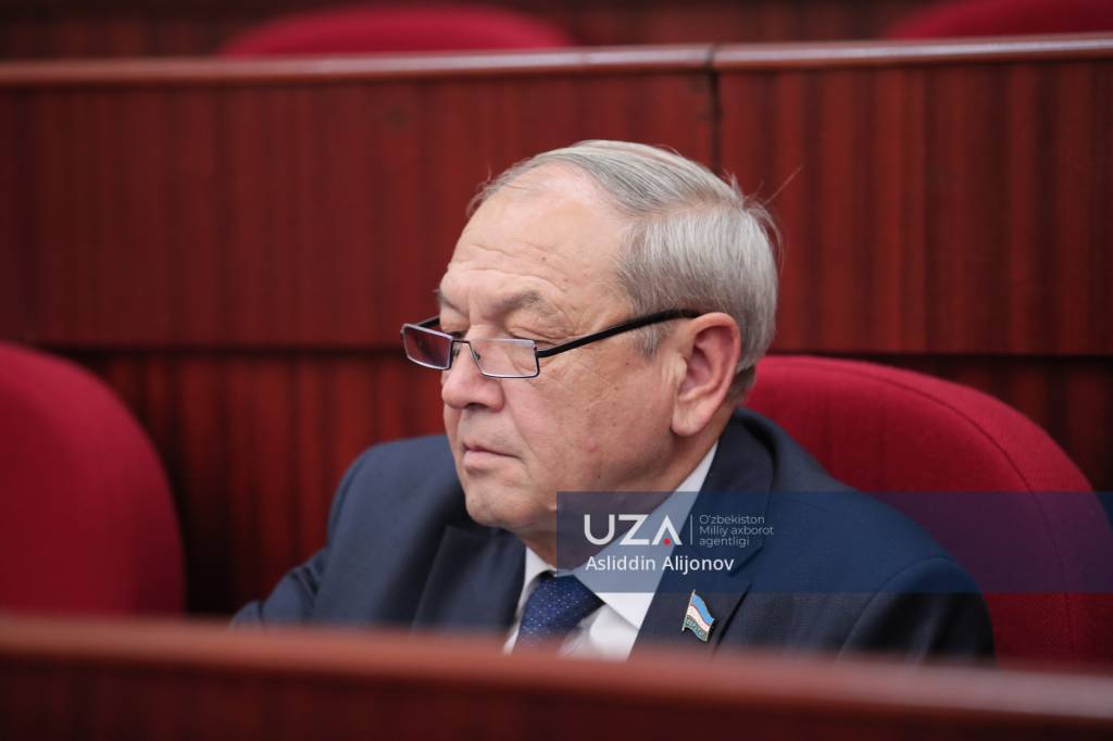 Sohilda etuk yalangoch ayollar