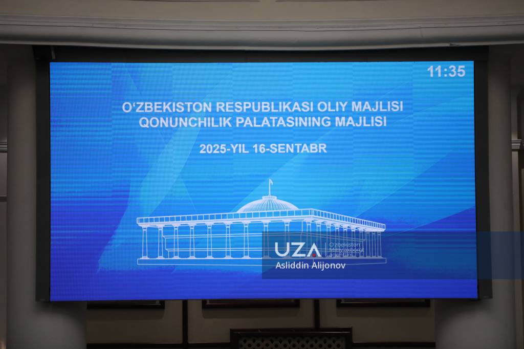 Қыздар кискаларын жайып жіберді