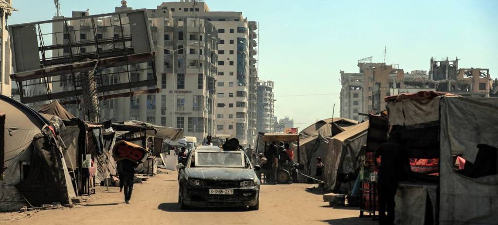 Tashlab ketilgan uyda jinsiy aloqani tomosha qiling