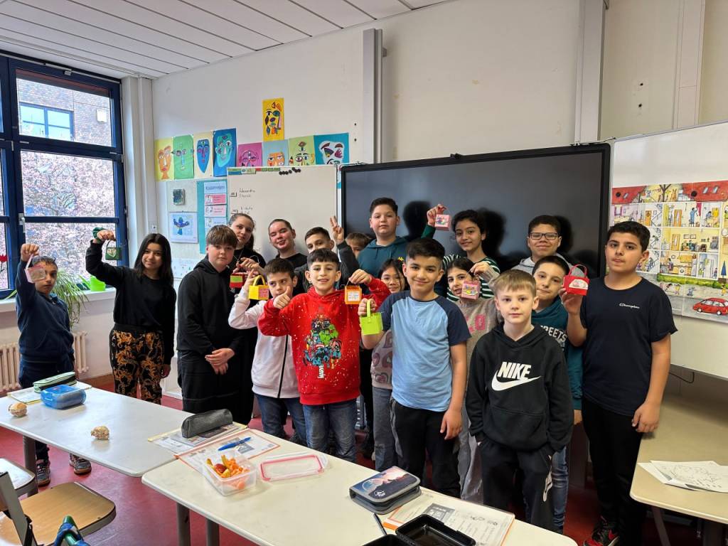 Lehrer aus Usbekistan vermittelt deutschen Kindern ihre Muttersprache