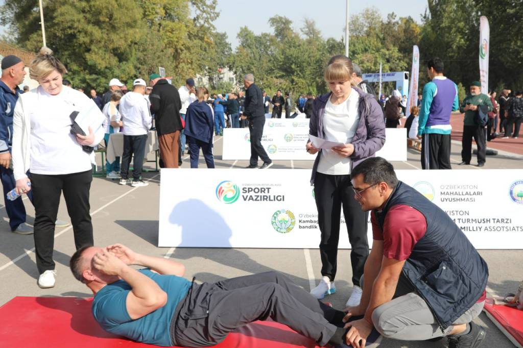 Uni aroq bilan mast qilib qoydi va uni yomon siqib qoydi. Yalangoch sexy Elza Skarlet