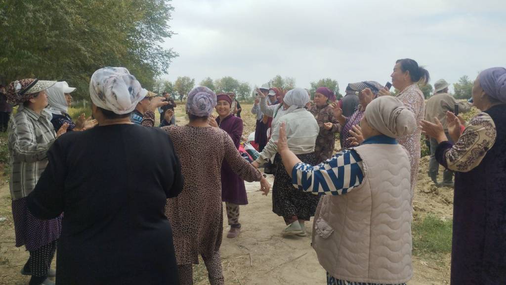 Katta kokraklarni erkalash Daryo tagida yashirin kamera