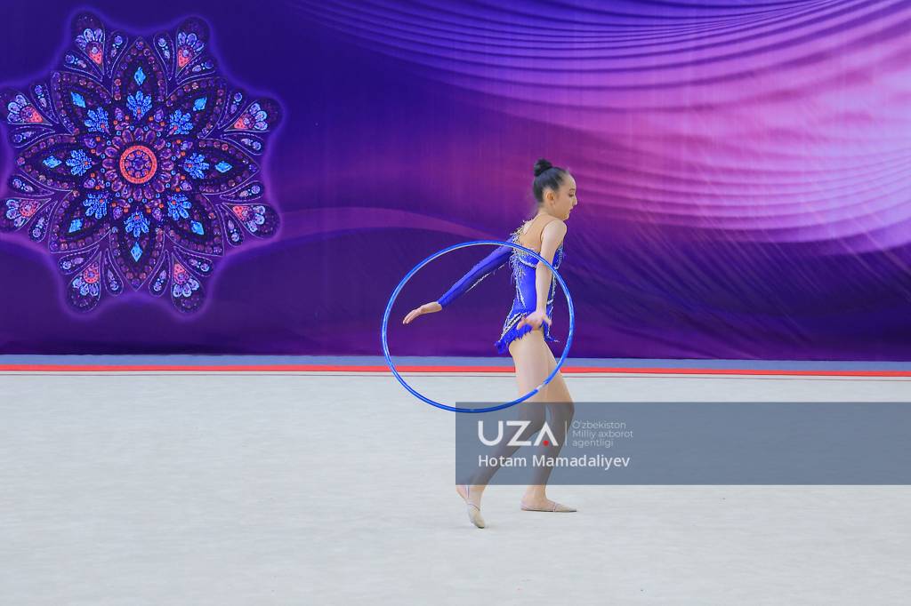 Yigit porno boyicha qiz ahmoq Qiz karavotda yotibdi, yigit esa uni orqasidan mushukchaga sikayapti