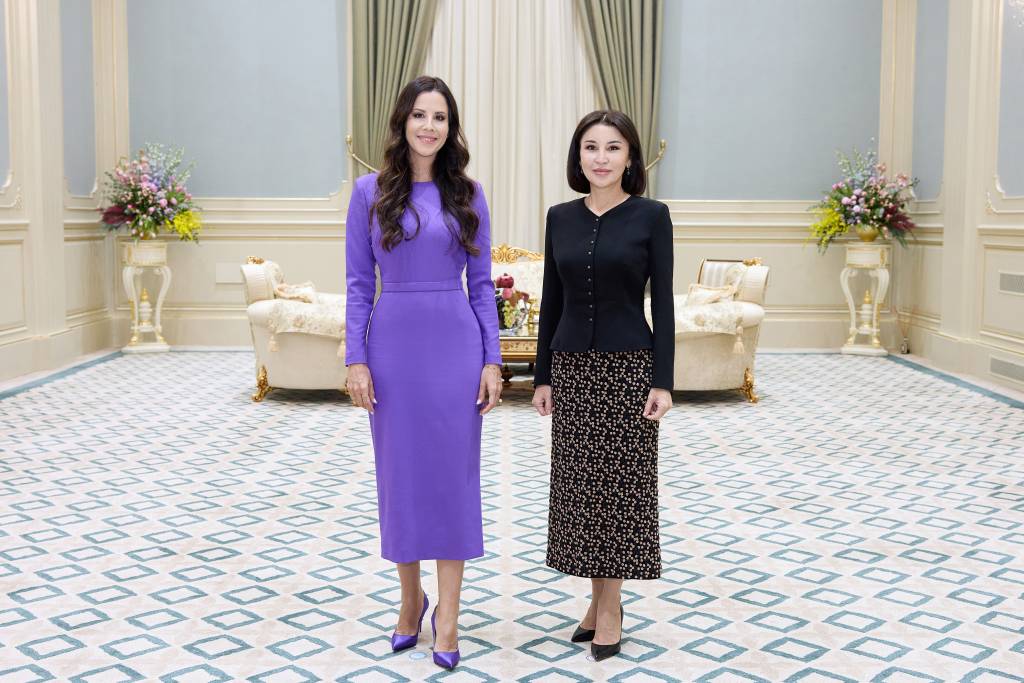 Porno ortida kim turganini bilmas edi