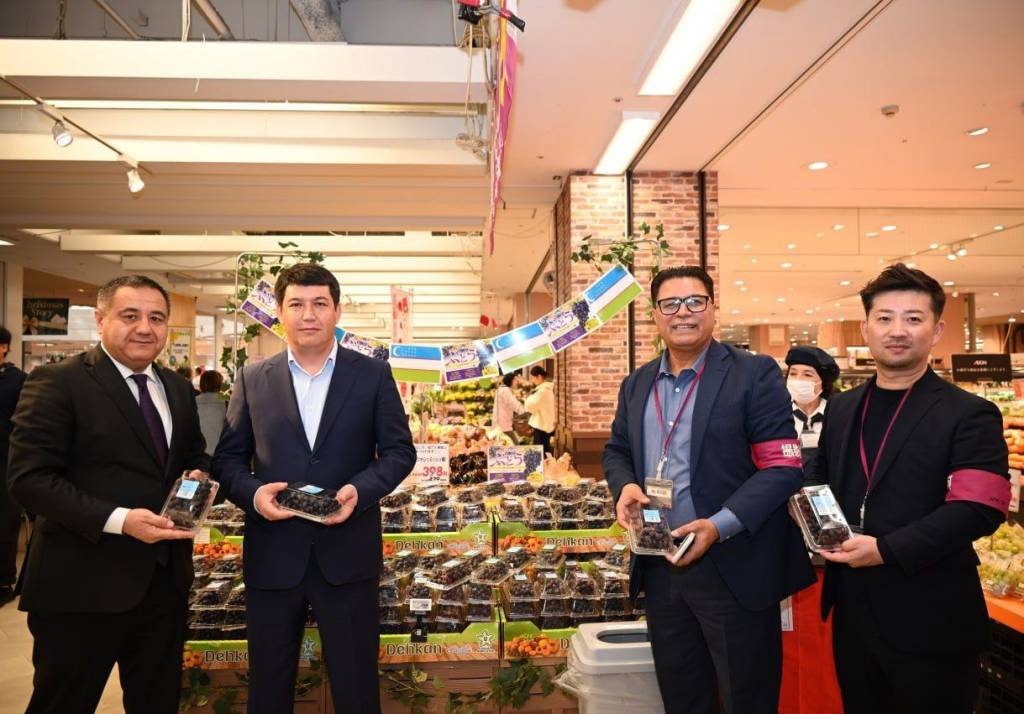 Haqiqiy jinsiy aloqani aks ettiruvchi porno videolarni tomosha qiling Gey guruh jinsiy porno