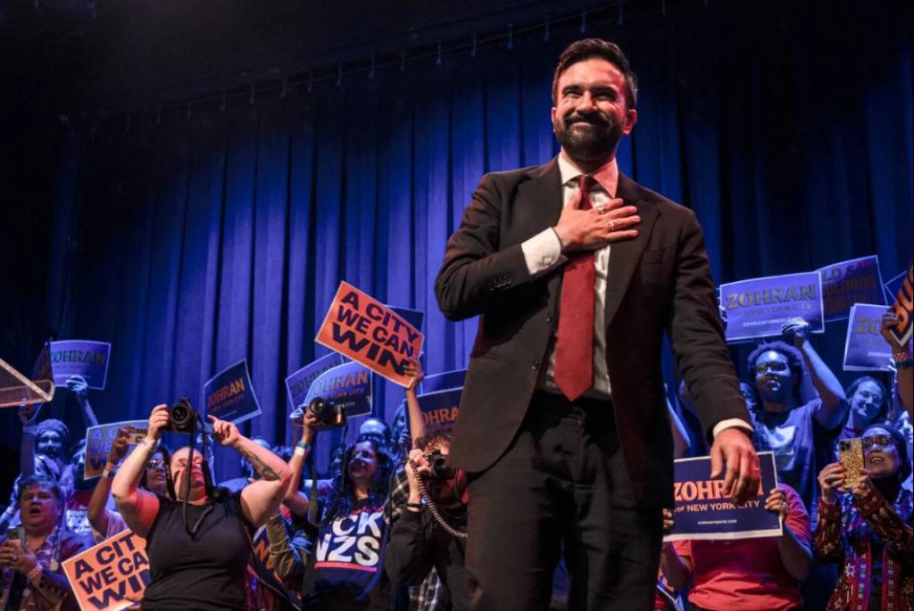 Нью-Йорк выбрал перемены: самый молодой мэр за столетие бросает вызов политическому истеблишменту