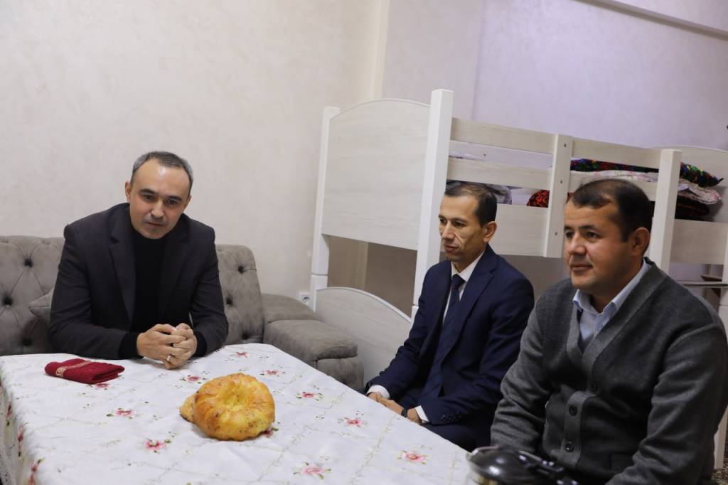 Rus porno yulduzi oriq sargish Tanya Ikki rus bekasi va bir qul