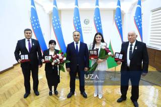 Самарқандлик беш нафар тиббиёт ходими давлат мукофотларига сазовор бўлди